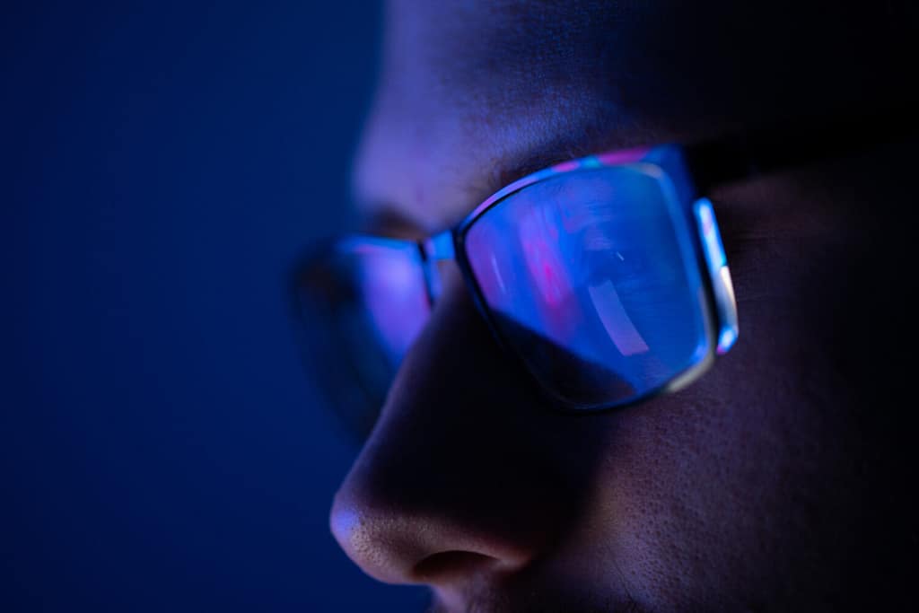 Symptoms that blue light is affecting your eyes